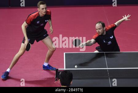 Doha. 6th Mar, 2020. Paul Drinkhall (R)/Liam Pitchford d'Inghilterra competono durante il doppio incontro di uomini seimifinal contro ho Kwan Kit/Wong Chun Ting di Hong Kong della Cina al 2020 ITTF Qatar Open a Doha, Qatar il 6 marzo 2020. Credito: Nikku/Xinhua/Alamy Live News Foto Stock