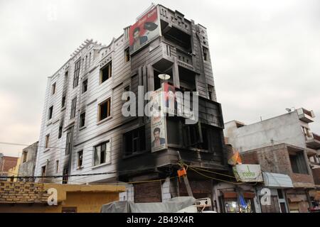 4 marzo 2020: Scena di un edificio dopo che è stato messo in fuoco da un mob durante le rivolte nella zona di Mustafabad di Nuova Delhi, India, il 04 marzo 2020. Più di 47 persone sono state uccise e 100 ferite in rivolte scoppiate sul controverso atto di cittadinanza a nord-est di Delhi il 24th febbraio. Credit: Muzamil Maltoo/Imageslive/Zuma Wire/Alamy Live News Foto Stock