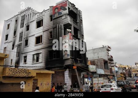 4 marzo 2020: Scena di un edificio dopo che è stato messo in fuoco da un mob durante le rivolte nella zona di Mustafabad di Nuova Delhi, India, il 04 marzo 2020. Più di 47 persone sono state uccise e 100 ferite in rivolte scoppiate sul controverso atto di cittadinanza a nord-est di Delhi il 24th febbraio. Credit: Muzamil Maltoo/Imageslive/Zuma Wire/Alamy Live News Foto Stock