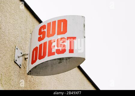 Bordeaux , Aquitaine / Francia - 01 15 2020 : simbolo del logo Sud Ouest giornale quotidiano regionale in francia sud-ovest Foto Stock