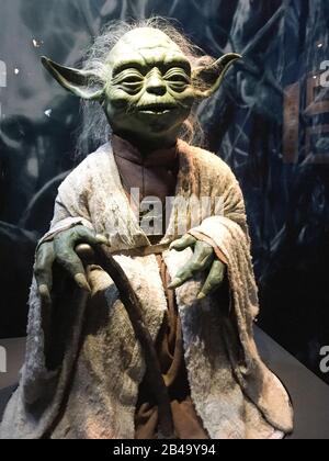 Bruxelles / Belgio - 08 21 2018 : Star Wars Identities Exhibition yoda con autentico costume StarWars Foto Stock