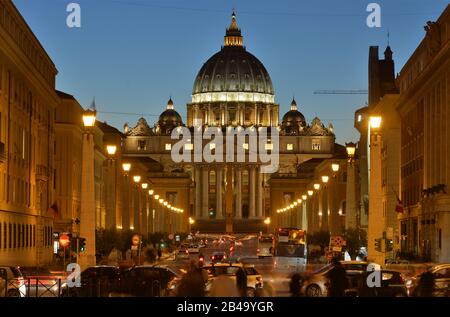 Petersdom, in Via della Conciliazione, Vatikanstadt Foto Stock