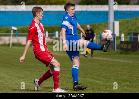 Patrick Finneral di Port Talbot Town (R) in azione contro Nathan Wood di Undy Athletic (L). Foto Stock