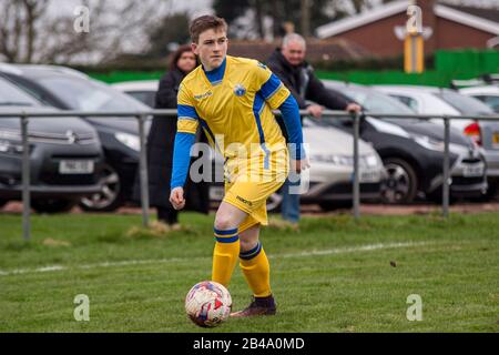 Patrick Finneral di Port Talbot Town in azione contro Undy Athletic. Foto Stock