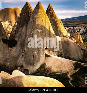 Red e Rose Valley al tramonto, Goreme, Cappadocia, Turchia. Pinnacles Foto Stock