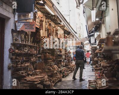 Kerkyra, Isola Di Corfù, Grecia - 4 Ottobre 2019: Città Sull'Isola Di Corfù Nel Mar Ionio. Grecia. Souvenir in legno nei negozi in piccola strada, città turistica Foto Stock