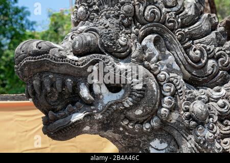 Indonesia, Bali, Tampaksiring, pura Gunung Kawi (Tempio), balaustra di pietra scolpita a forma di Naga Basuki (serpente) Foto Stock