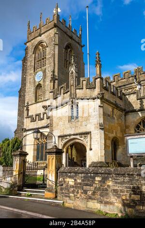 Facciata anteriore e campanile della Chiesa di San Pietro (circ. 1450), Winchcombe, Gloucestershire, Inghilterra, Regno Unito Foto Stock