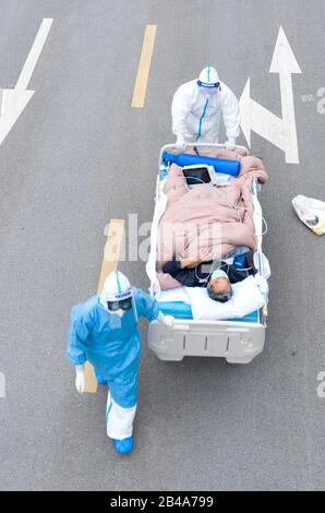 Wuhan, Provincia Cinese Di Hubei. 6th Mar, 2020. In questa foto aerea, gli operatori sanitari trasportano un paziente COVID-19 nella sala TC presso un ospedale affiliato al Tongji Hospital di Wuhan, capitale della provincia Hubei della Cina centrale, 6 marzo 2020. Gli operatori sanitari hanno corso contro il tempo in prima linea nella lotta contro la nuova epidemia di coronavirus a Wuhan. Credito: Cai Yang/Xinhua/Alamy Live News Foto Stock