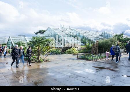 Architetto Gordon Wilson's Princess of Wales Conservatory presso il Royal Botanic Gardens di Kew, Londra, Regno Unito Foto Stock
