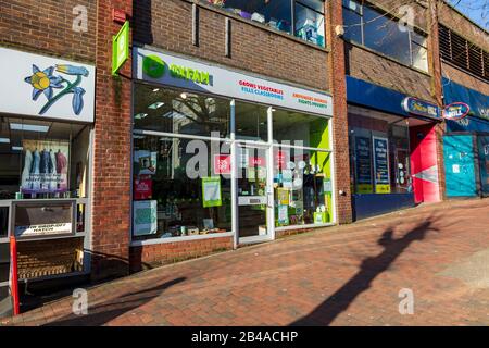 Negozio di beneficenza Oxfam su Mount Pleasant Road, Tunbridge Wells, vicino a un negozio di librerie William Hill, Kent, Regno Unito Foto Stock