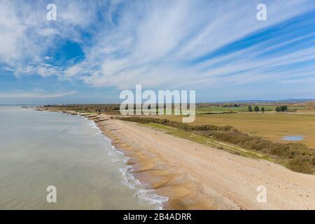 Vista aerea di West Beach Littlehampton guardando verso ovest in una giornata limpida e soleggiata. Foto Stock
