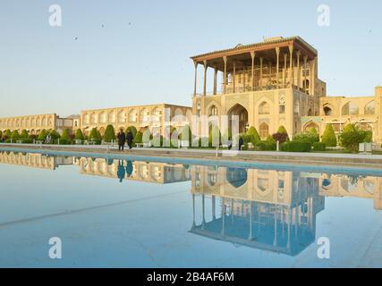 Isfahan, Iran. 23rd aprile 2017. Il Goal Palace Ali Qapu su Imam Square (Meidan-e Emam) nella città iraniana di Isfahan, è stato portato il 23 aprile 2017. | utilizzo credito mondiale: DPA/Alamy Live News Foto Stock