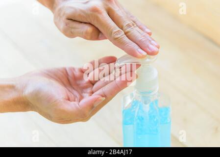 Utilizzare gel igienizzante per pulire la mano per proteggere la salute dalle malattie Foto Stock