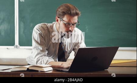 Insegnante che lavora in classe Foto Stock