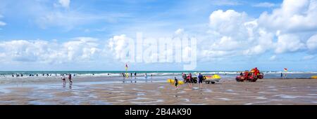 Bude, CORNOVAGLIA/Regno Unito - 12 AGOSTO : Persone che godono la spiaggia a Bude in Cornovaglia il 12 agosto 2013. Persone non identificate Foto Stock