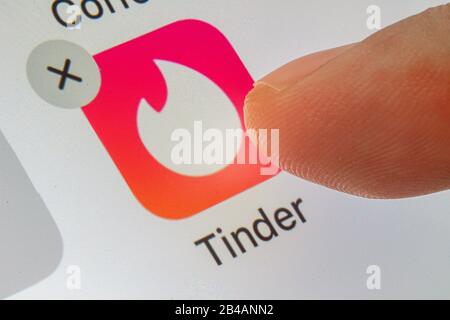 Calgary, Alberta. Canada. 6 Marzo 2020. Una persona che sta per eliminare l'applicazione Tinder. A Scopo Illustrativo Foto Stock