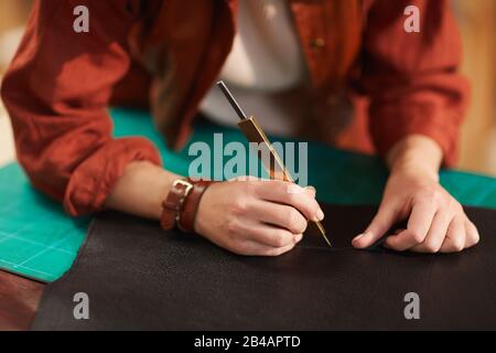 Primo piano orizzontale di irriconoscibile giovane donna indossando abbigliamento casual taglio pezzo di pelle Foto Stock