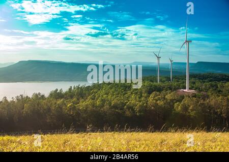 Paesaggio con Turbina energia elettrica verde, mulino a vento per la produzione di energia elettrica, turbine eoliche che generano elettricità a Lumtakong, Nakhon Rat Foto Stock