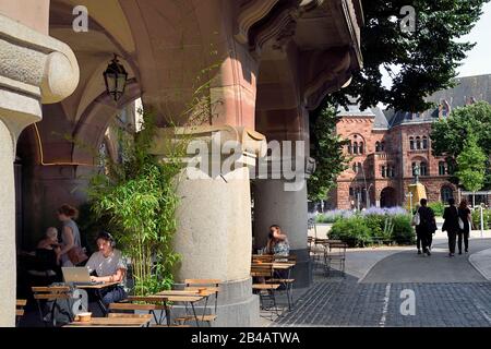 Francia, Mosella, Metz, quartiere imperiale, terrazza Cafe e ex ufficio postale centrale, edificio neo-romanico costruito nel 1905, sullo sfondo Foto Stock