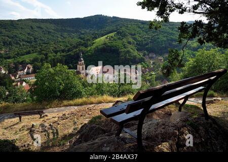 Francia, Bas Rhin, la strada del vino d'Alsazia, Andlau, punto di vista sul villaggio e la chiesa abbaziale Saint-Pierre-et-Saint-Paul (11th-18th secoli) Foto Stock