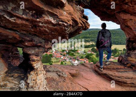 Francia, Bas Rhin, Parco Naturale Regionale dei Vosgi del Nord, Obersteinbach, l'arco della pietra arenaria di Wachtfels che domina il villaggio Foto Stock