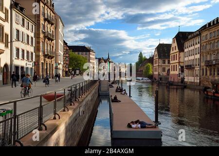 Francia, Bas Rhin, Strasburgo, città vecchia dichiarata Patrimonio dell'Umanità dall'UNESCO, le rive del fiume Ill quai des Bateliers si sono trasformate in un luogo d'incontro per i pedoni, un pontone galleggiante è messo in atto per avvicinarsi al fiume Foto Stock