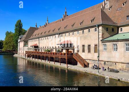 Francia, Bas Rhin, Strasburgo, città vecchia dichiarata Patrimonio dell'Umanità dall'UNESCO, le rive del fiume Ill, l'Ancienne Douane (vecchia casa doganale) Foto Stock
