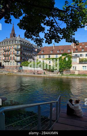 Francia, Bas Rhin, Strasburgo, città vecchia dichiarata Patrimonio dell'Umanità dall'UNESCO, gli amanti sulle rive del fiume Ill quai des Bateliers si sono trasformati in un luogo d'incontro per i pedoni e la cattedrale sullo sfondo Foto Stock