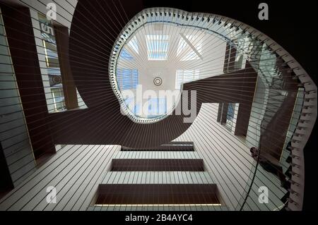 Francia, Bas Rhin, Strasburgo, quartiere tedesco di Neustadt, patrimonio dell'umanità dell'UNESCO, Place de la Liberté, Biblioteca Nazionale dell'Università (bibliothèque nationale et universitaire BNU), scala monumentale dell'architetto ANMA-Agence Nicolas Michelin e soci Foto Stock