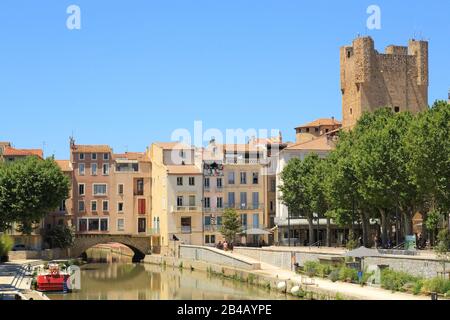 Francia, Aude, Narbonne, Canal de la Robine (dichiarata Patrimonio dell'Umanità dall'UNESCO) con il Pont des Marchands (uno dei pochi ancora abitati in Francia) e la torre (Palais Vieux) del Palais des Arcivescovi Foto Stock