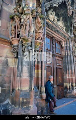 Francia, Bas Rhin, Strasburgo, città vecchia dichiarata Patrimonio dell'Umanità dall'UNESCO, Cattedrale di Notre Dame, portale di Saint-Laurent nel transetto nord con l'adorazione dei magi biblici dello scultore Johan von Ach, mendicante in attesa dell'uscita della messa Foto Stock