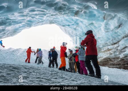Whistler, British Columbia, Canada - 1 marzo 2020: Bella vista della Grotta di ghiaccio negli Alpini sulla cima del Monte Blackcomb e un sacco di persone visi Foto Stock