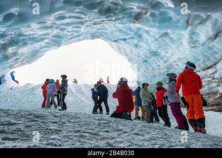 Whistler, British Columbia, Canada - 1 marzo 2020: Bella vista della Grotta di ghiaccio negli Alpini sulla cima del Monte Blackcomb e un sacco di persone visi Foto Stock