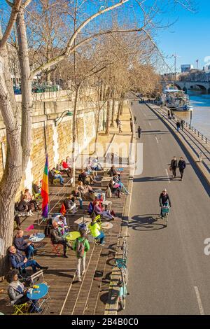 Francia, Parigi, Parc des Rives de Seine, corsia pedonale di quai Henri IV Foto Stock