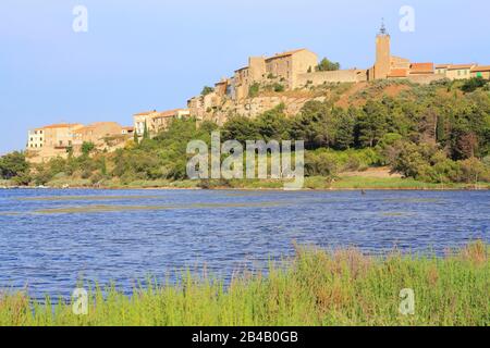 Francia, Aude, Bages, stagno di Bages Sigean con il villaggio sullo sfondo Foto Stock