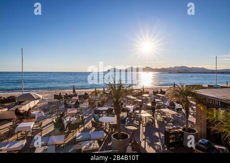 Francia, Alpes-Maritimes, Cannes, la spiaggia privata del ristorante l'Ondine dal lungomare de la Croisette, il Golfo di Napoule e l'Esterel sullo sfondo Foto Stock