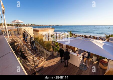 Francia, Alpes-Maritimes, Cannes, la spiaggia privata del palazzo Miramar dal lungomare della Croisette Foto Stock