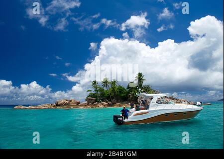 Seychelles, Isola di Praslin, isolotto di St Pierre e barca per immersioni Foto Stock