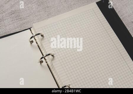 Primo piano di un blocco note per la scrittura. Notebook con pagine in una cella Foto Stock