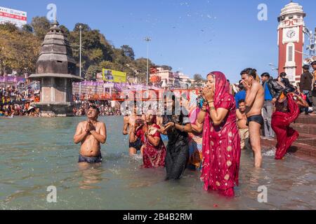 India, Uttarakhand, Haridwar, città Santa di induismo, pellegrinaggio indù Kumbh Mela, Har Ki Pauri Ghat, bagno ritualistico nel fiume Gange Foto Stock