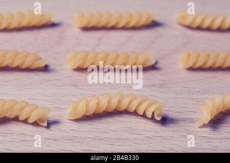 Tipi di pasta girandole in legno. Vicino a noodles italiani Foto Stock