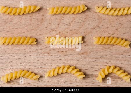 Tipi di pasta girandole in legno. Vicino a noodles italiani Foto Stock