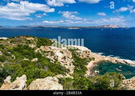 Variopinto Vista Della Costa della Sardegna settentrionale e delle isole di la Maddalena, Isola Caprera e Distant Yachts. – Baia Sardegna, Sardegna, Italia. Foto Stock