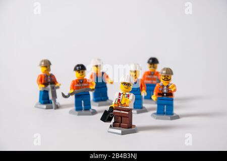 Izhevsk, Russia, 28 gennaio 2020: Costruttori di minisfigure LEGO. Un team di costruzione in miniatura guidato da uno chef. Foto Stock