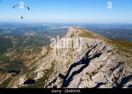 Francia, Bouches du Rhone, Saint Antonin sur Bayon, montagna Sainte Victoire vicino Aix en Provence, parapendio motorizzato o paramotore (vista aerea) Foto Stock