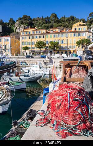 Francia, Alpes-Maritimes, Nizza, il porto vecchio o Lympia porto, reti da pesca sul molo Foto Stock