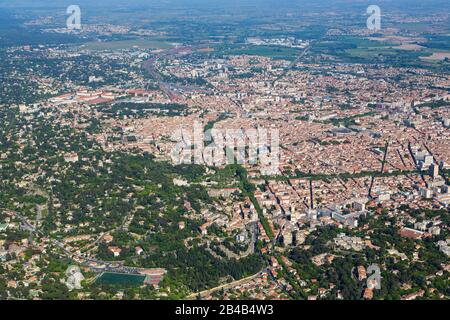 Francia, Gard, Nîmes, centro città, arenes, Maison carrée, Jardins de la Fontaine (vista aerea) Foto Stock