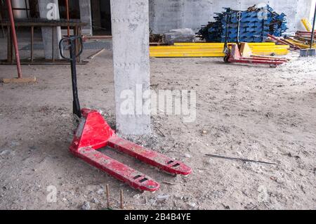 Transpallet manuale idraulico In cantiere Foto Stock