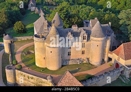 Francia, Dordogne, Perigord Noir, St mondane, Chateau de Fenelon (vista aerea) Foto Stock